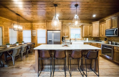 Broken Bow Cabin | Stunning! Party of Five Lodge! Game Room, Hot Tub, Fire pit, FREE Firewood!