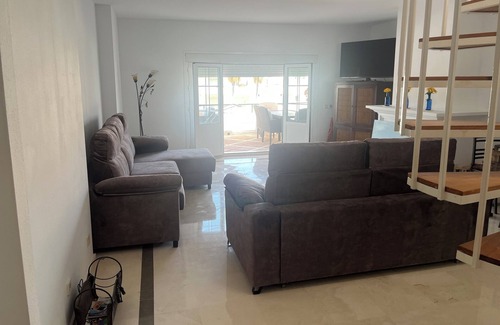 New Golden Mile Apartment | Stunning Penthouse Apartment - located beachside close to amenities