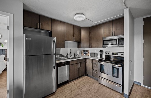 Downtown Des Moines Apartment | Stunning Penthouse - King Bed - City/River View - Corner Unit - Wells Fargo
