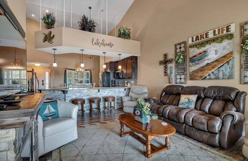 Table Rock Condo | Stunning Penthouse Views of Table Rock-Free Tickets-Ideal Location-High End Decor-Sun Room!