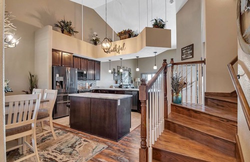 Table Rock Condo | Stunning Penthouse Views of Table Rock-Free Tickets-Ideal Location-High End Decor-Sun Room!