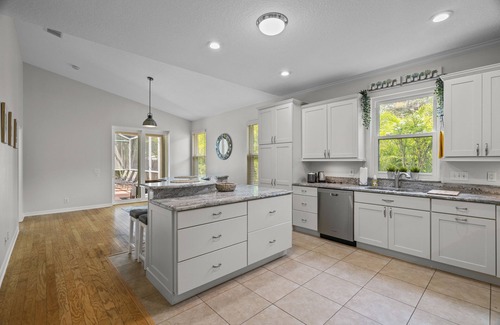 Seminole House | STUNNING! POOL HOUSE MINUTES AWAY FROM BEACH!