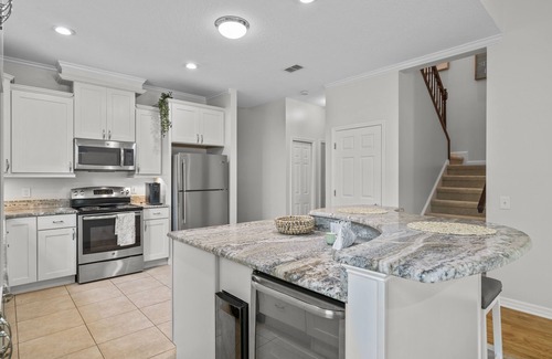Seminole House | STUNNING! POOL HOUSE MINUTES AWAY FROM BEACH!