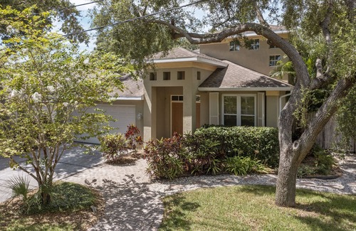 Seminole House | STUNNING! POOL HOUSE MINUTES AWAY FROM BEACH!