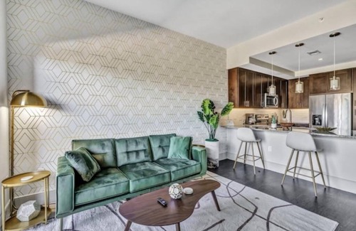 North Dallas Apartment | Stunning Preston Hollow Apartment. WiFi, Pool, Gym. Free Parking. Pet Friendly!