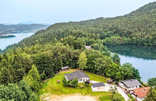 Maria Woerth House | Stunning private villa for 7 people with WIFI, TV, terrace and pets allowed