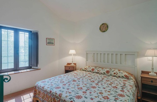 Massa Villa | Stunning private villa for 2 people with WIFI, TV, patio, pets allowed and parking