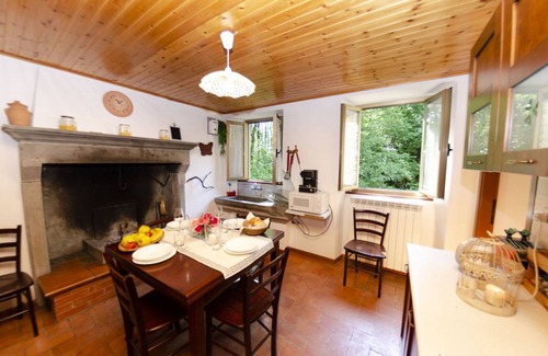 Casoli Villa | Stunning private villa for 7 guests with WIFI, private pool, TV, terrace and pets allowed