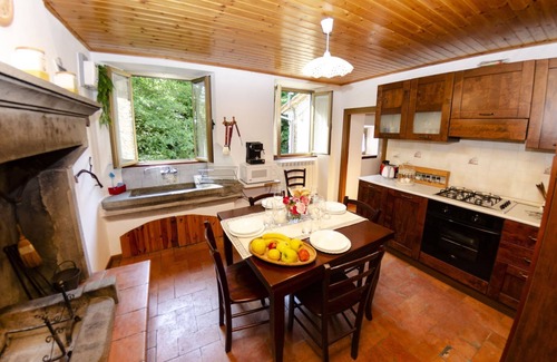 Casoli Villa | Stunning private villa for 7 guests with WIFI, private pool, TV, terrace and pets allowed