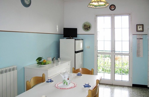 Ranzi House | Stunning private villa for 4 guests with WIFI, TV, patio, pets allowed and panoramic view