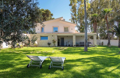 Eastern Sicily Villa | Stunning private villa for 6 guests with A/C, WIFI, TV and panoramic view, close to Syracuse