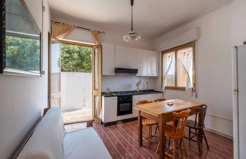 Padula Fede Villa | Stunning private villa for 6 guests with TV, patio and pets allowed