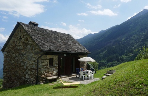 Acquarossa House | Stunning private villa for 6 guests with WIFI, TV, patio, pets allowed and parking