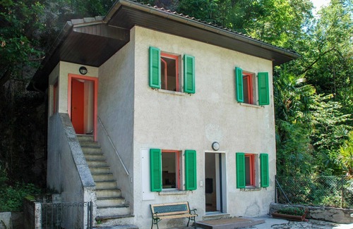 Bellinzona House | Stunning private villa for 4 guests with WIFI, TV, patio, pets allowed, panoramic view and parking