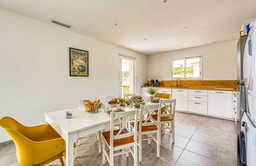 Goudargues House | Stunning private villa for 8 people with WIFI, private pool, A/C, TV, terrace and panoramic view