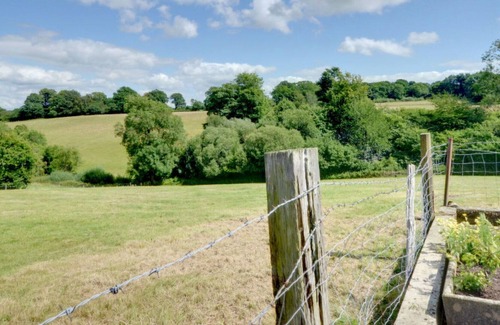 Wadhurst House | Stunning private villa for 5 guests with WIFI, TV, patio, pets allowed and parking