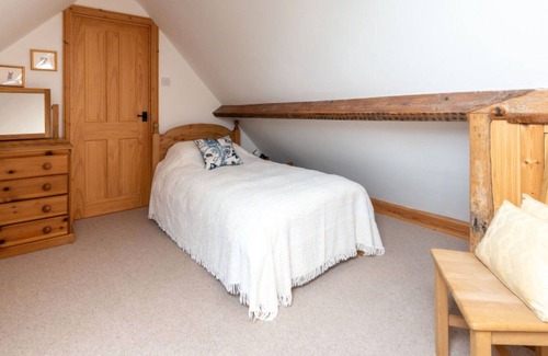 Wadhurst House | Stunning private villa for 5 guests with WIFI, TV, patio, pets allowed and parking