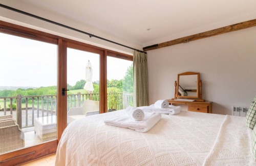 Wadhurst House | Stunning private villa for 5 guests with WIFI, TV, patio, pets allowed and parking