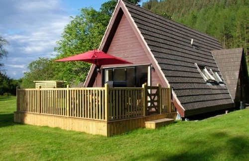South Laggan House | Stunning private villa with WIFI, TV, terrace, pets allowed, panoramic view and parking