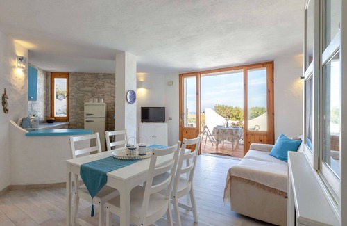 La Ciaccia House | Stunning private villa for 10 guests with WIFI, A/C, TV, patio and parking