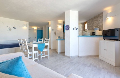 La Ciaccia House | Stunning private villa for 10 guests with WIFI, A/C, TV, patio and parking