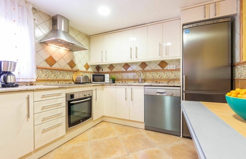 Tamarit House | Stunning private villa for 9 people with WIFI, private pool, A/C, TV, balcony and pets allowed