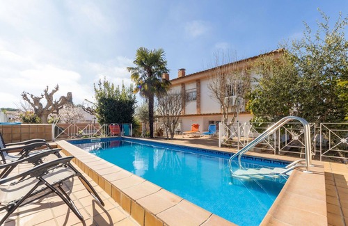 Tamarit House | Stunning private villa for 9 people with WIFI, private pool, A/C, TV, balcony and pets allowed