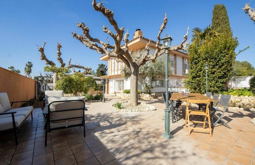 Tamarit House | Stunning private villa for 9 people with WIFI, private pool, A/C, TV, balcony and pets allowed