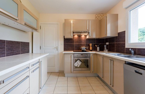Hiesville House | Stunning private villa for 6 people with WIFI, TV, pets allowed and parking