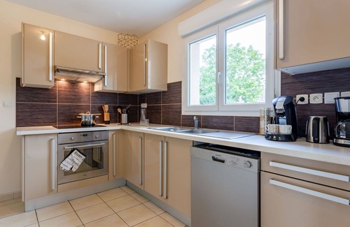 Hiesville House | Stunning private villa for 6 people with WIFI, TV, pets allowed and parking