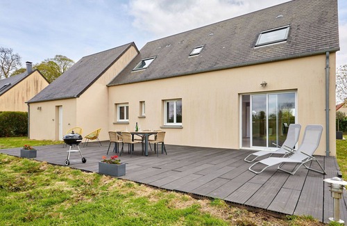 Hiesville House | Stunning private villa for 6 people with WIFI, TV, pets allowed and parking