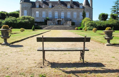 Ploubezre House | Stunning private villa for 9 people with WIFI, TV, terrace, pets allowed and parking