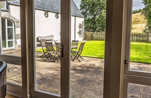 Glen Urquhart House | Stunning private villa for 10 guests with WIFI, TV, terrace and pets allowed