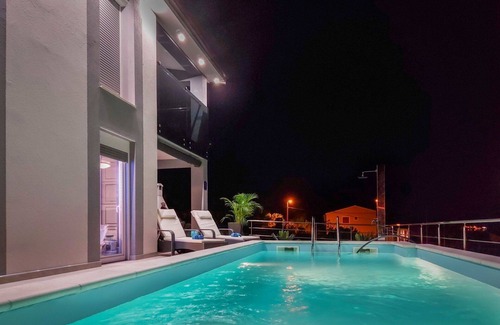 Prizna House | Stunning private villa for 8 guests with private pool, WIFI, A/C, TV, terrace and parking
