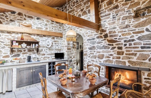 Yffiniac House | Stunning private villa for 8 people with WIFI, TV, pets allowed and parking