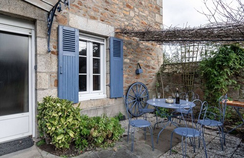 Yffiniac House | Stunning private villa for 8 people with WIFI, TV, pets allowed and parking