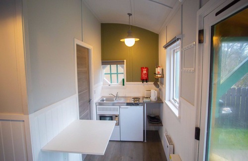 Glen Urquhart House | Stunning private villa for 2 people with TV, patio and parking