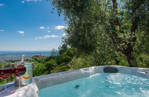Macchino House | Stunning private villa with private pool, WIFI, hot tub, TV, patio, pets allowed and parking