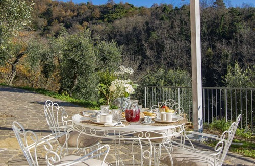 Macchino House | Stunning private villa with private pool, WIFI, hot tub, TV, patio, pets allowed and parking
