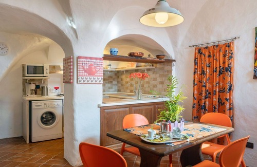 Cipressa House | Stunning private villa for 4 people with WIFI, A/C, TV, terrace and parking