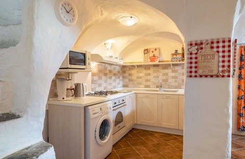 Cipressa House | Stunning private villa for 4 people with WIFI, A/C, TV, terrace and parking