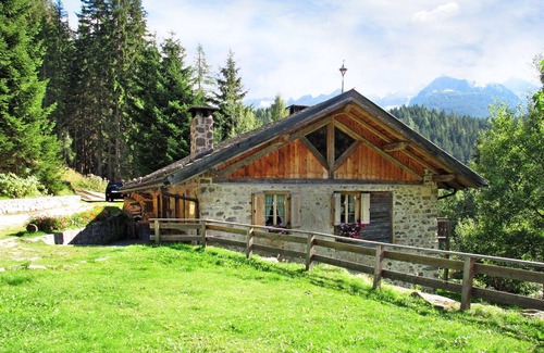 Predazzo House | Stunning private villa for 9 people with TV, terrace, pets allowed, panoramic view and parking