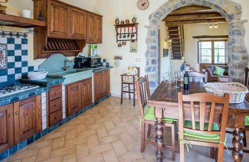 Seggiano House | Stunning private villa with WIFI, hot tub, private pool, TV, patio, pets allowed and panoramic v.