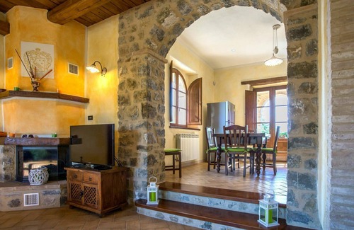 Seggiano House | Stunning private villa with WIFI, hot tub, private pool, TV, patio, pets allowed and panoramic v.