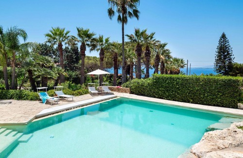 Plemmirio Villa | Stunning private villa for 10 people with private pool, WIFI, A/C, TV, terrace and parking