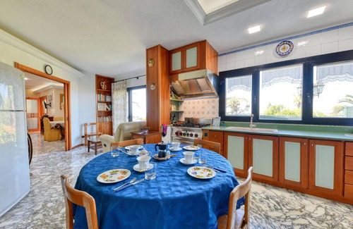 Syracuse Villa | Stunning private villa for 8 people with private pool, WIFI, A/C, TV, patio and parking