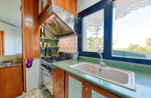 Syracuse Villa | Stunning private villa for 8 people with private pool, WIFI, A/C, TV, patio and parking