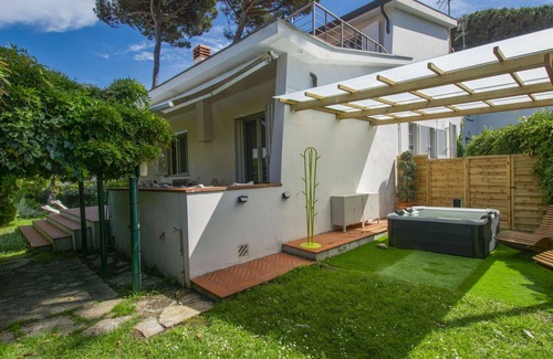 Tirrenia Villa | Stunning private villa for 6 people with A/C, hot tub, WIFI, TV, terrace and pets allowed