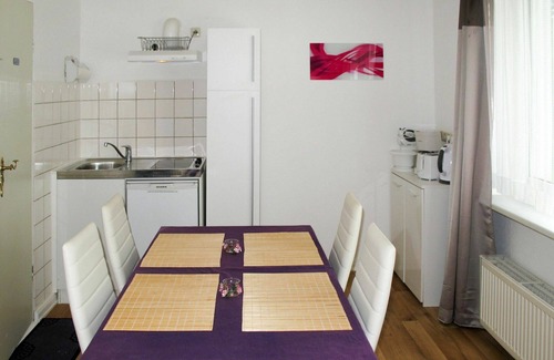 Godern House | Stunning private villa for 6 guests with WIFI, TV, terrace and parking