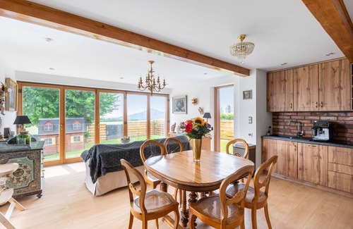 Oybin House | Stunning private villa with WIFI, A/C, hot tub, TV, patio, pets allowed and panoramic view